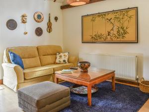 ein Wohnzimmer mit einer Couch und einem Couchtisch in der Unterkunft The Parlour in Hadlow Down