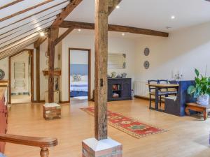 ein Wohnzimmer mit Holzbalken und ein Esszimmer in der Unterkunft The Parlour in Hadlow Down