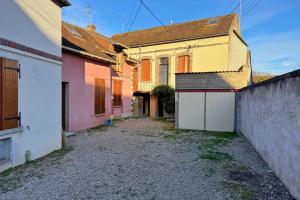 eine Gasse zwischen zwei verschiedenfarbigen Gebäuden in der Unterkunft Le Nest in La Celle-sous-Gouzon