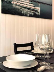 einen Tisch mit einem Teller und Weingläsern darauf in der Unterkunft Apartment Romanshorn von Swisspartments in Romanshorn