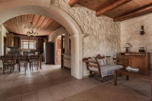 eine Küche und ein Esszimmer mit einer Steinmauer in der Unterkunft Villa Ampeli in Vasilikos + 21 Fotos