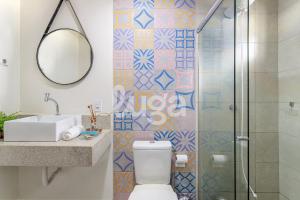 ein Badezimmer mit Toilette, Waschbecken und Dusche in der Unterkunft Vieira Eco Pousada #1 in Orleans + 24 Fotos