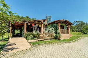 ein kleines Haus mit einer Veranda und einer Terrasse in der Unterkunft Vieira Eco Pousada #1 in Orleans