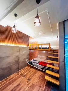 ジャイプールにあるBhoora Houseのベッドルーム1室(二段ベッド1組、照明2つ付)