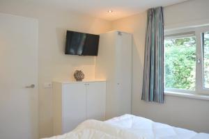 TV a/nebo společenská místnost v ubytování Hello Zeeland - Oosterpark 108 + 10 fotografií