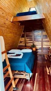 a bedroom with two bunk beds in a wooden cabin at Recanto UAI in Piedade