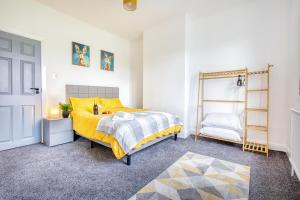 Postel nebo postele na pokoji v ubytování Modern 3-Bed Home Sleeps 6 with Parking & Fast WiFi Perfect for Contractors & Long Stays