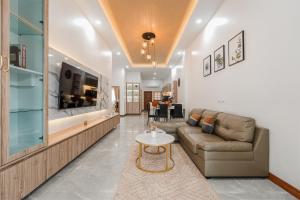 un salon avec un canapé et une table dans l'établissement Krabi Vale Luxury Private Pool Villa, Ao Nang, à Ao Nang 