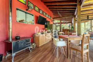 ein Wohnzimmer mit einem Tisch und ein Esszimmer in der Unterkunft Vieira Eco Pousada #2 in Orleans