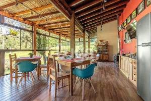 eine Küche und ein Esszimmer mit Tisch und Stühlen in der Unterkunft Vieira Eco Pousada #2 in Orleans