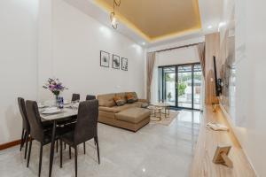 un salon avec une table et un canapé dans l'établissement Krabi Vale Luxury Private Pool Villa, Ao Nang, à Ao Nang 