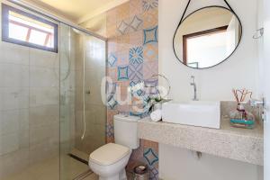 ein Badezimmer mit Toilette, Waschbecken und Spiegel in der Unterkunft Vieira Eco Pousada #3 in Orleans + 22 Fotos