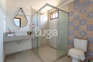 ein Bad mit einer Dusche, einem WC und einem Spiegel in der Unterkunft Vieira Eco Pousada #4 in Orleans + 23 Fotos