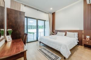 une chambre avec un grand lit blanc et une table dans l'établissement Krabi Vale Luxury Private Pool Villa, Ao Nang, à Ao Nang  14 autres photos