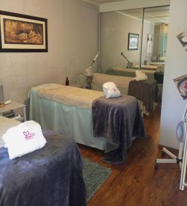 Habitación hospitalaria con 2 camas y espejo en The Executive Residence, en Kempton Park