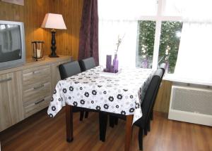 TV a/nebo společenská místnost v ubytování Hello Zeeland - Ooststraat 4