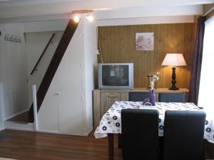 TV a/nebo společenská místnost v ubytování Hello Zeeland - Ooststraat 4