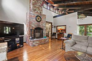 - un salon avec un canapé et une cheminée en briques dans l'établissement Spacious 4 Bedroom with AC Dog Friendly, à Wellfleet