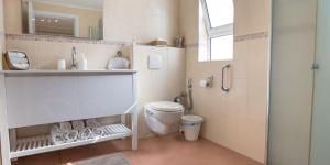 a bathroom with a toilet and a sink and a shower at נווה שחר- צימר משפחתי מקסים עם ג'קוזי פרטי ובריכה ליד הכנרת in Poriyya Illit