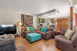 ein Wohnzimmer mit zwei Sofas und einem Fernseher in der Unterkunft Tranquil Cozy Cottage Recently Renovated in Wellfleet