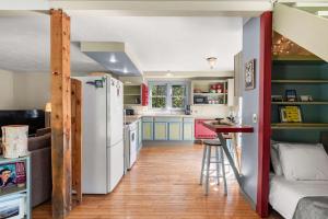 eine Küche und ein Wohnzimmer mit einem weißen Kühlschrank in der Unterkunft Tranquil Cozy Cottage Recently Renovated in Wellfleet + 24 Fotos