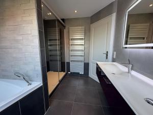 Koupelna v ubytování Vogelgarten - Villa 10 couchages entre vignes et chants d'oiseaux + 25 fotografií