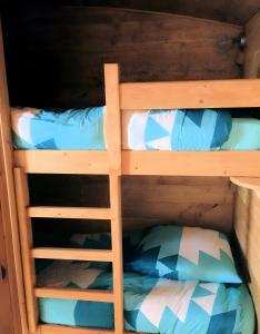 Μία ή περισσότερες κουκέτες σε δωμάτιο στο La Roulotte d'Heïdi