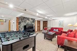 Et tv og/eller underholdning på Game Room Walk to Two Landings