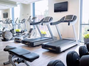 Fitness centrum a/nebo fitness zařízení v ubytování Novotel Lodz Centrum