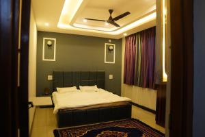 Ένα ή περισσότερα κρεβάτια σε δωμάτιο στο Razain suites