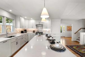 Kuchyň nebo kuchyňský kout v ubytování Waterfront Private Beach Panoramic Views + 56 fotografií