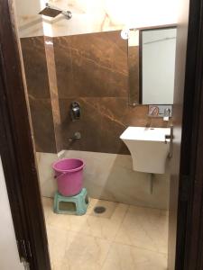 ein Badezimmer mit Waschbecken und Eimer in der Unterkunft Hotel Bharat Residency in Amritsar