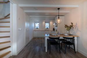une cuisine et une salle à manger avec une table et des chaises dans l'établissement Hello Zeeland - Piet Mondriaanstraat 4a, à Domburg 9 autres photos