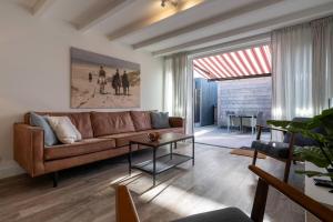 un salon avec un canapé et une table dans l'établissement Hello Zeeland - Piet Mondriaanstraat 4a, à Domburg