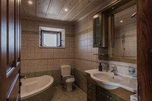 ein Badezimmer mit Waschbecken, Badewanne und Toilette in der Unterkunft Villa Ampeli in Vasilikos