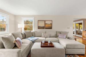 Χώρος καθιστικού στο Game Room Firepit Mins to Beaches