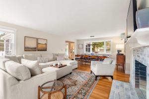 Χώρος καθιστικού στο Game Room Firepit Mins to Beaches