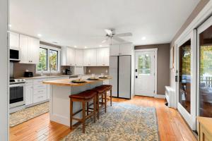 Η κουζίνα ή μικρή κουζίνα στο Game Room Firepit Mins to Beaches +28 φωτογραφίες