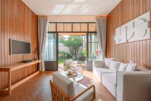 Μια τηλεόραση ή/και κέντρο ψυχαγωγίας στο Saturdays Residence by Brown Starling