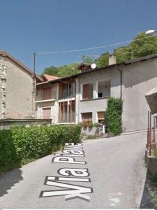 une rue avec un signe de paix peint sur la route dans l'établissement Vintage house Quadrifoglio, à Gavirate 35 autres photos