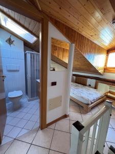 - une chambre avec des lits superposés et une salle de bains dans l'établissement Vintage house Quadrifoglio, à Gavirate