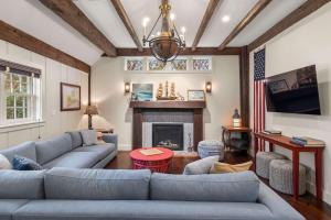 Et tv og/eller underholdning på Pool Hot Tub Theater Room Water Views and more