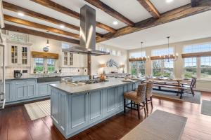 Køkken eller tekøkken på Pool Hot Tub Theater Room Water Views and more