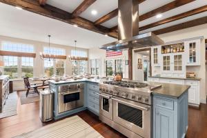 Køkken eller tekøkken på Pool Hot Tub Theater Room Water Views and more