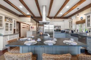 Køkken eller tekøkken på Pool Hot Tub Theater Room Water Views and more