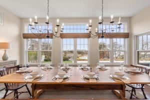 Billede fra billedgalleriet på Pool Hot Tub Theater Room Water Views and more i North Chatham + 35 billeder