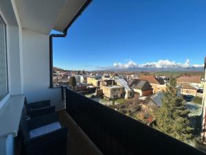 ein Balkon mit Blick auf die Stadt in der Unterkunft Apartmán Aura in Kežmarok