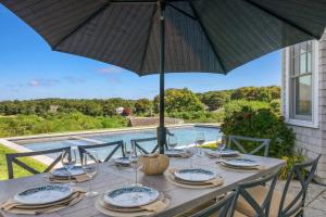 Rõdu või terrass majutusasutuses Luxury Home with Pool Hot Tub & Water View