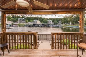 Φωτογραφία από το άλμπουμ του Lakefront Condo with Indoor and Outdoor Pools! σε Four Seasons