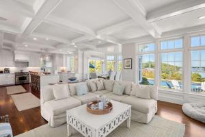 Istumisnurk majutusasutuses Luxury Home with Pool Hot Tub & Water View +45 fotot